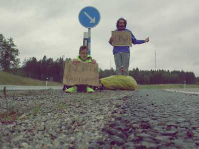 Le tipiche attese sul ciglio della strada, con il cartello tra le mani e il pollice in su. Qui si trovavano in Svezia, al confine con la Norvegia